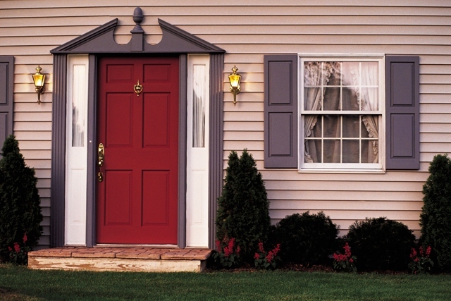 Красная входная дверь в частный дом - эффектное и стильное решение